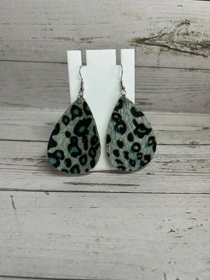 Faux Fur Teardrop Earrings – Vintage Wild with a Modern Twist 🐆✨