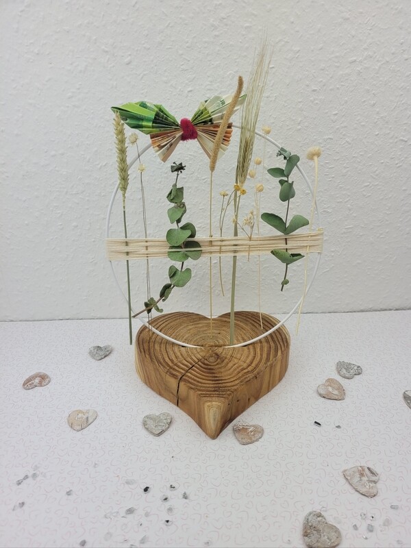 Weißer Ring d 22cm mit einem Naturband und einem Holzfuß in Herzform