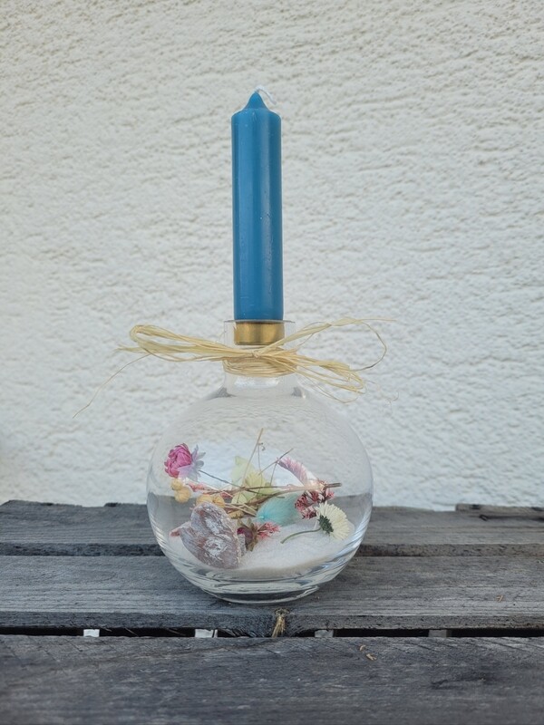 Kerzenhalter mit einer Kerze und Trockenblumen