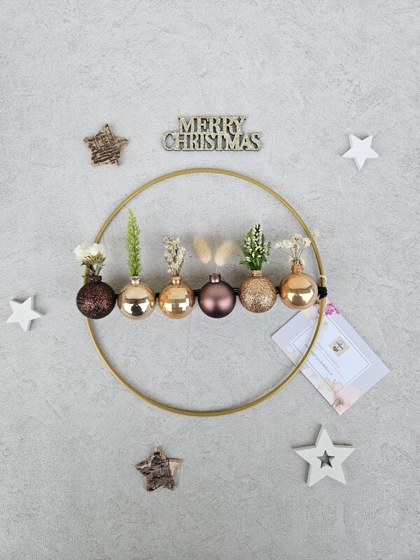 Metallring gold d 20 cm, mit Trockenblumen und weihnachtlicher Deko/goldenen Weihnachtskugeln