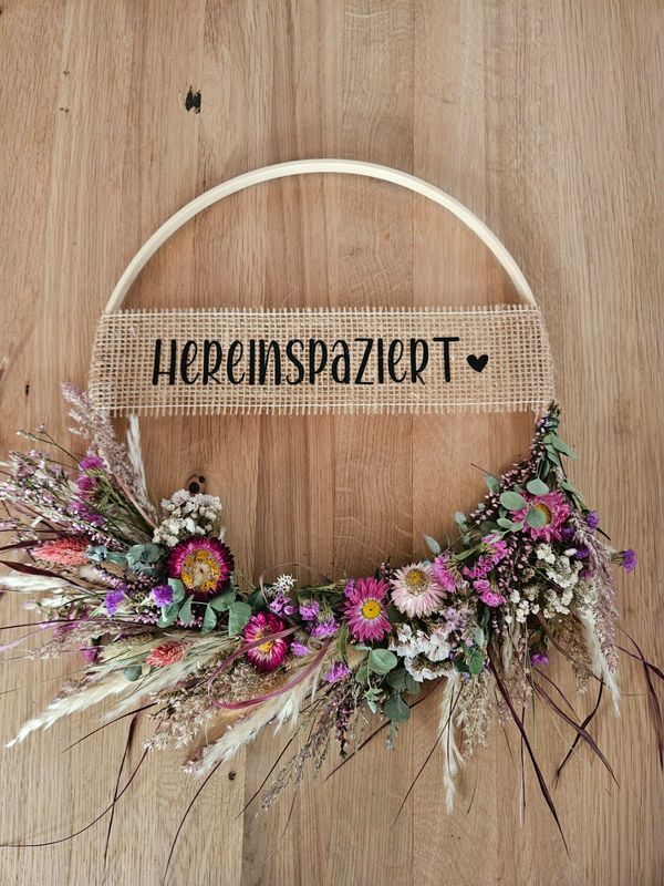 Türkranz aus Holz d 30 cm, gebunden mit Trockenblumen und einem Juteband Spruch "Hereinspaziert"