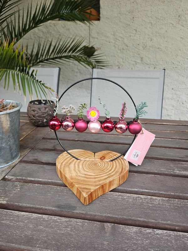 Metallring schwarz d 20 cm, mit Trockenblumen und weihnachtlicher Deko/pinken Weihnachtskugeln