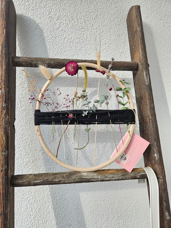 Holzring d 25 cm, schwarzes Band mit Trockenblumen