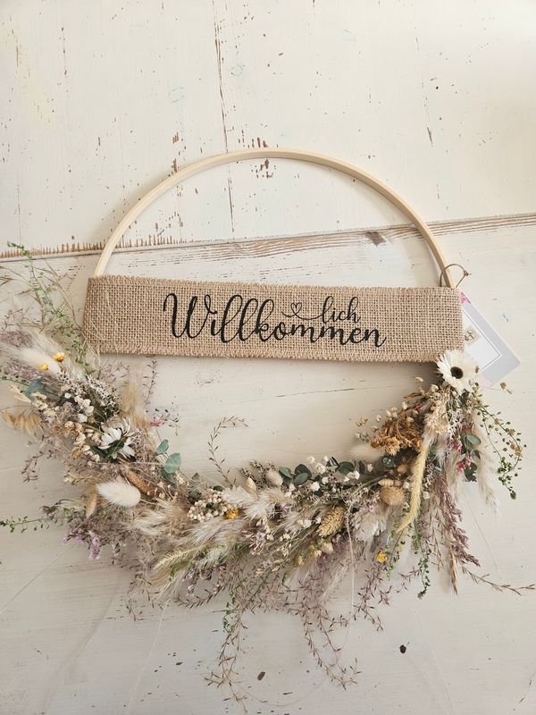 Türkranz aus Holz d 30 cm, gebunden mit Trockenblumen und einem Juteband Spruch "herzlich Willkommen"