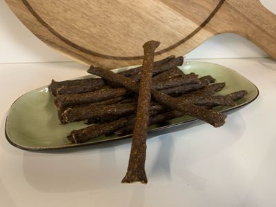 Kneusjes - Geitenvlees sticks gebroken