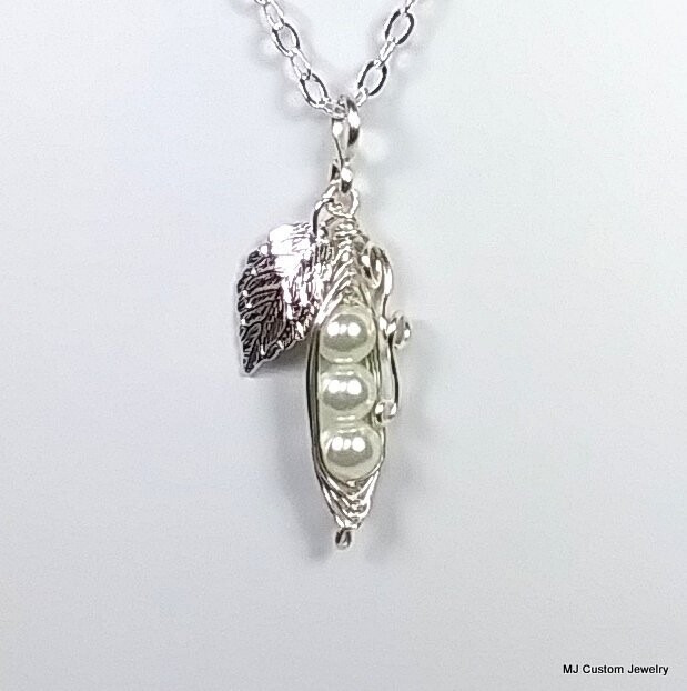 Cream Pearl Peas in a Pod Necklace
