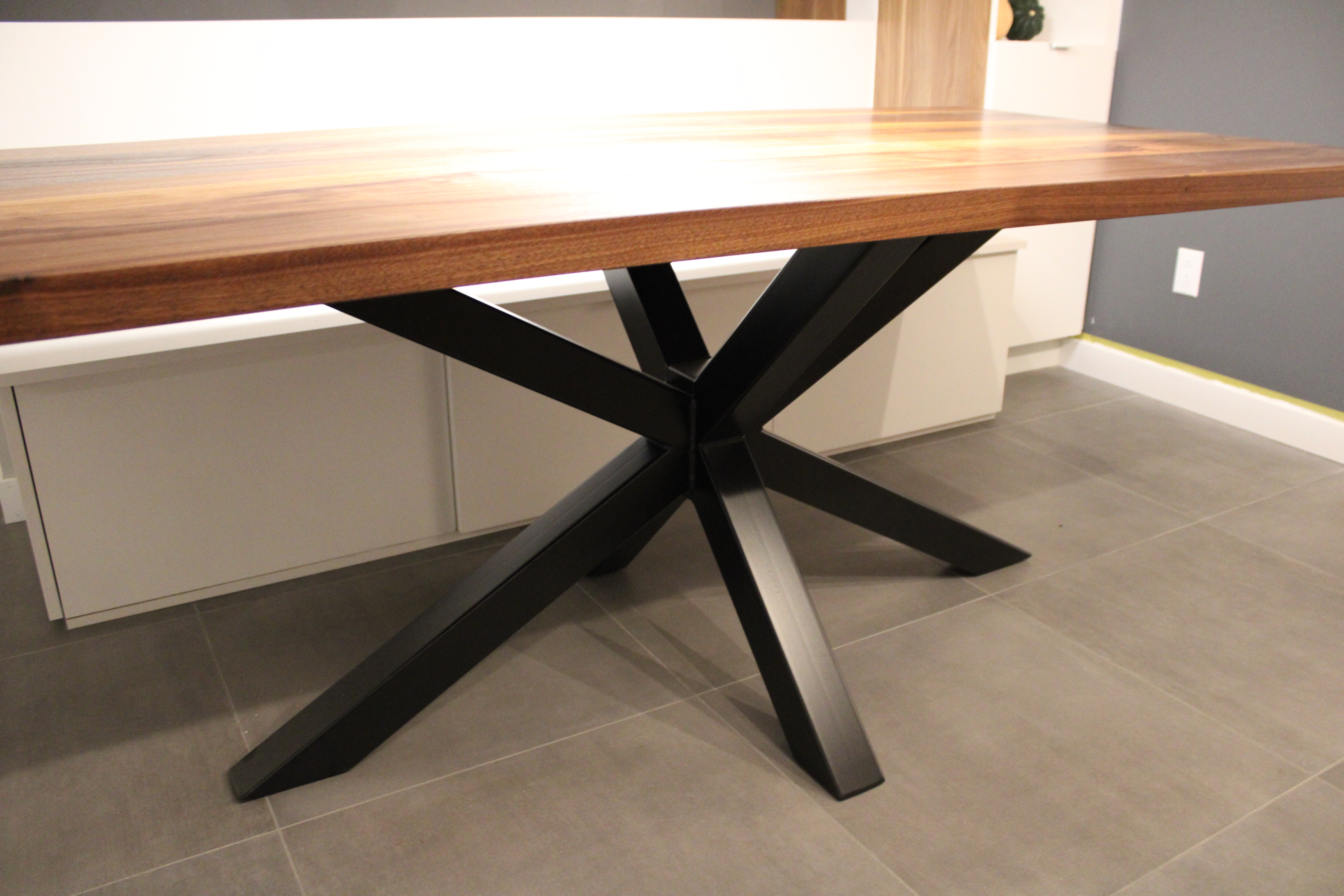 Table pied symétrique