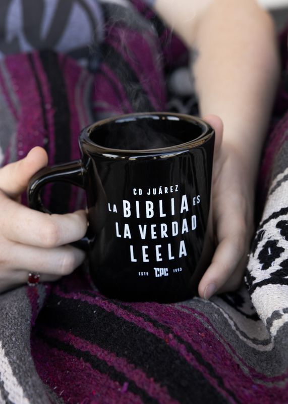 LA BIBLIA MUG BLACK