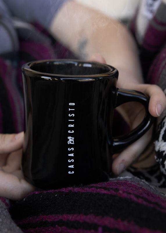LA BIBLIA MUG BLACK