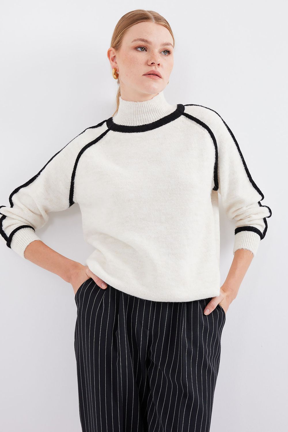 Gestreifter Oversize-Strickpullover für Damen – Ecru