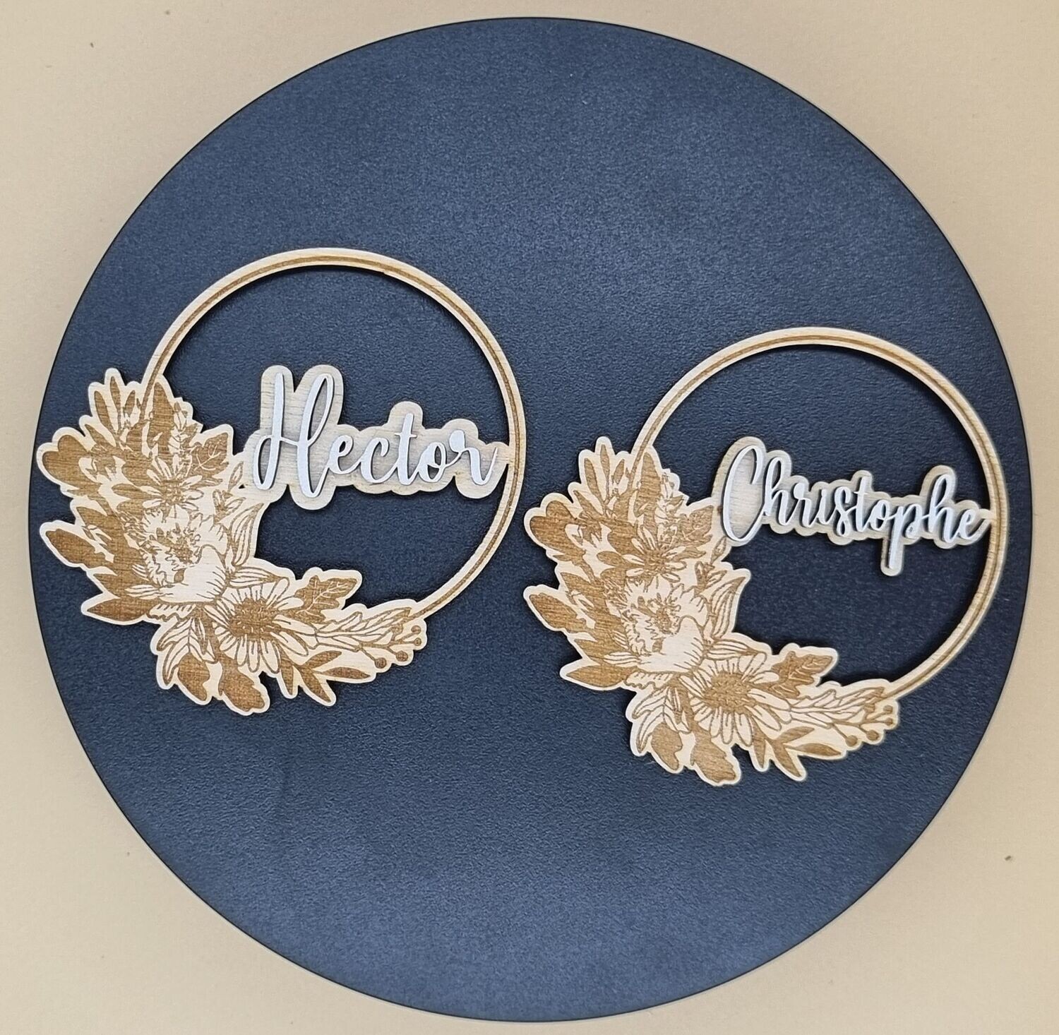 Marque-Places en Bois  "Couronne de Fleurs"