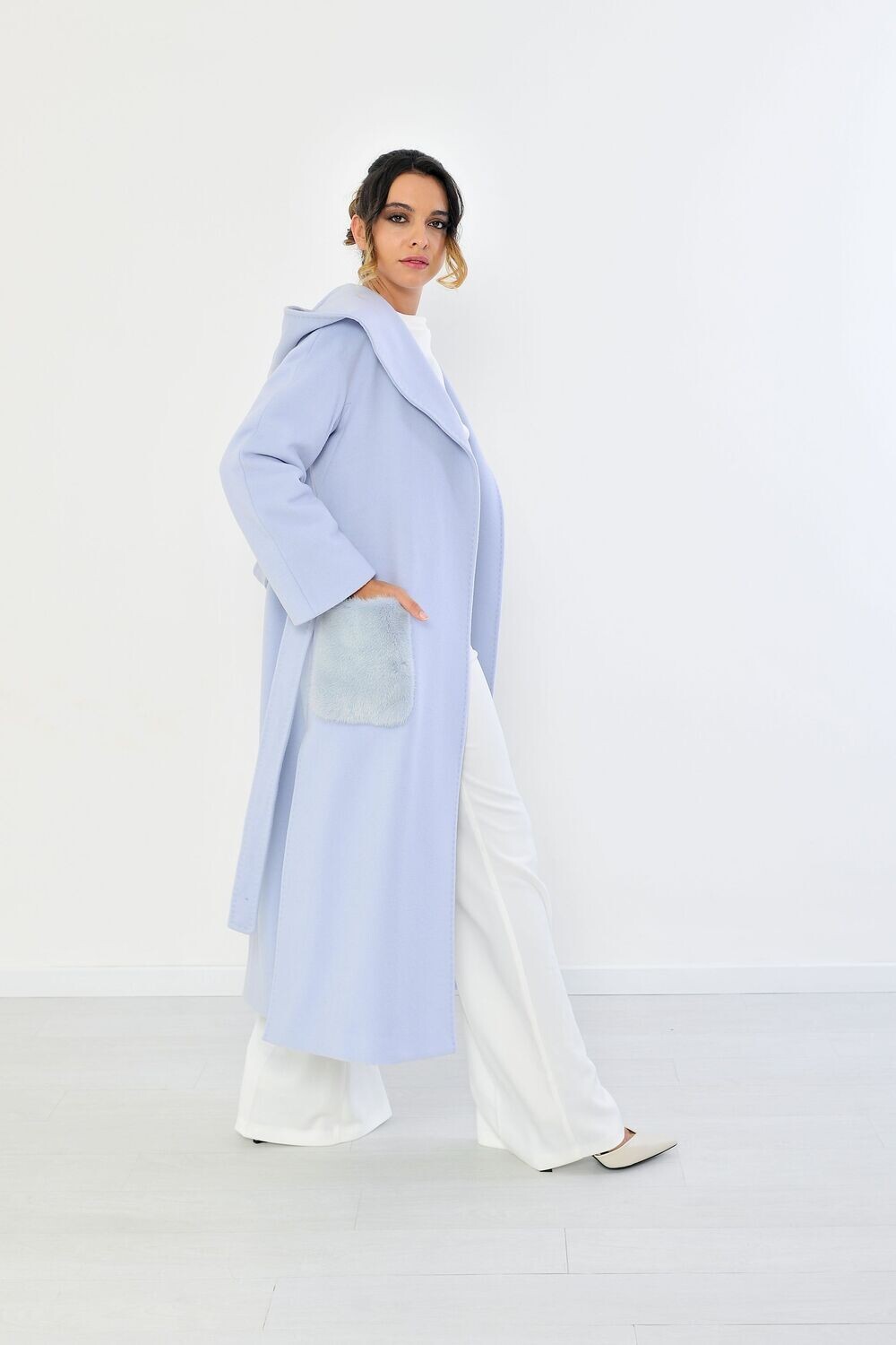 Cappotto lungo con cappuccio e tasche in visone - Celeste