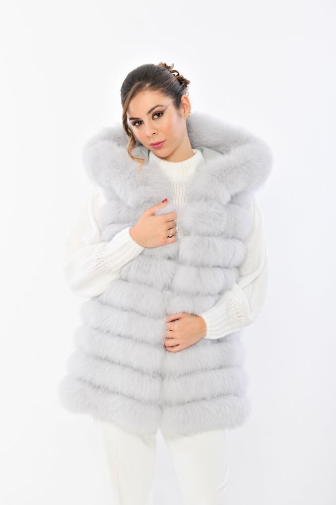 Gilet in volpe con cappuccio color ghiaccio