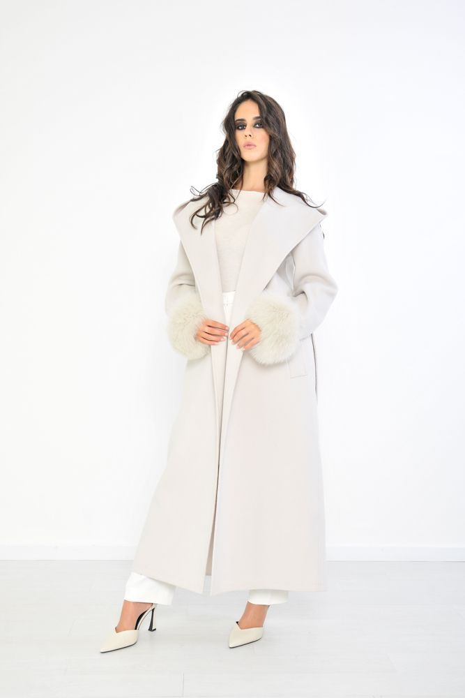 Cappotto color stucco con polsi in volpe