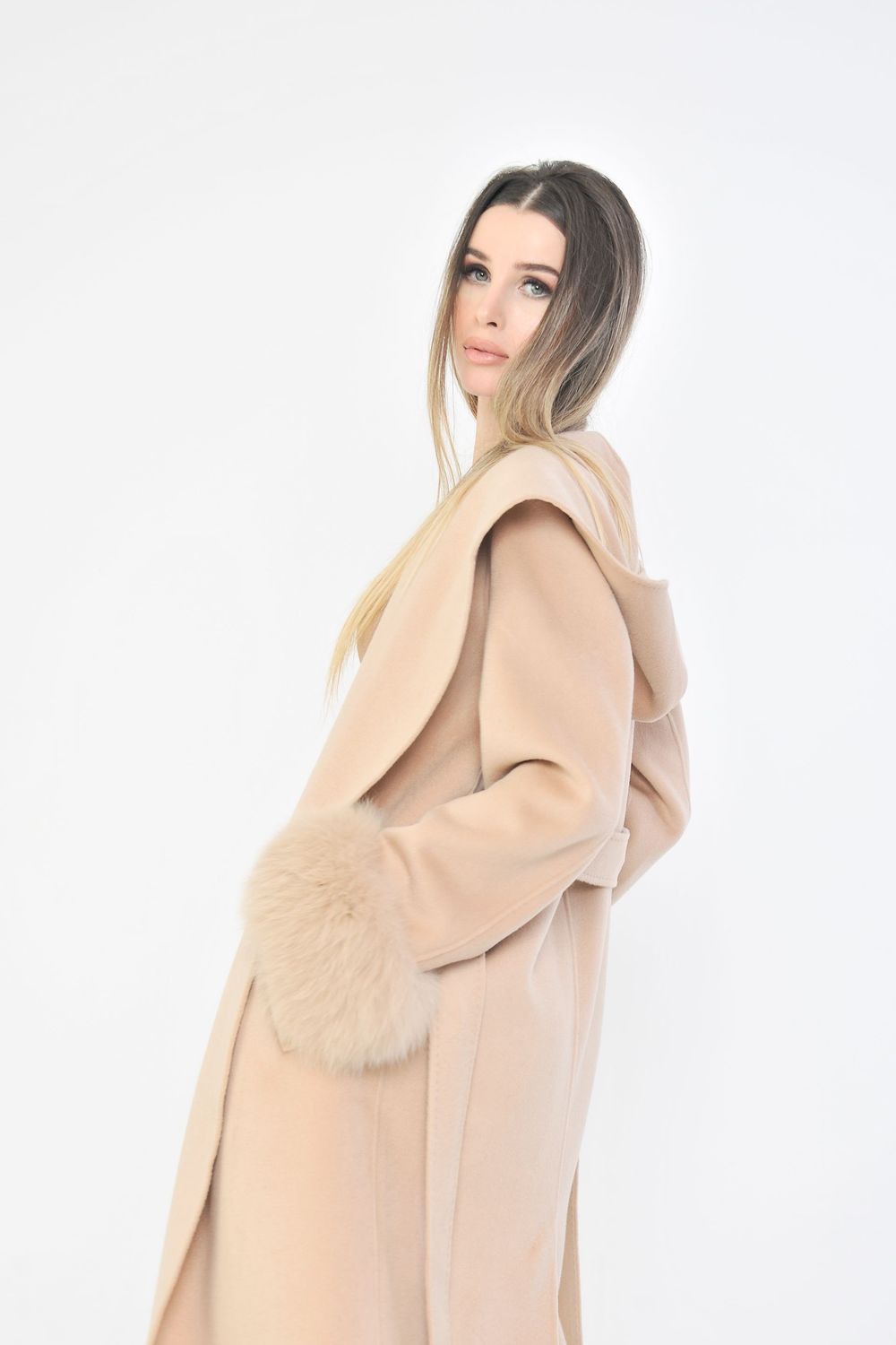 Cappotto in tessuto  camel cappuccio e bordi in volpe