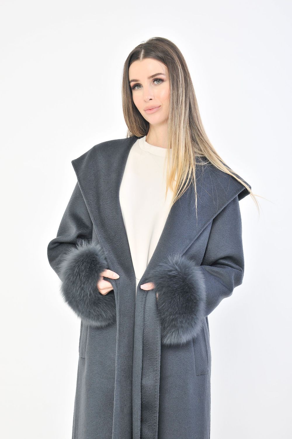 Cappotto color antracite con polsi in volpe