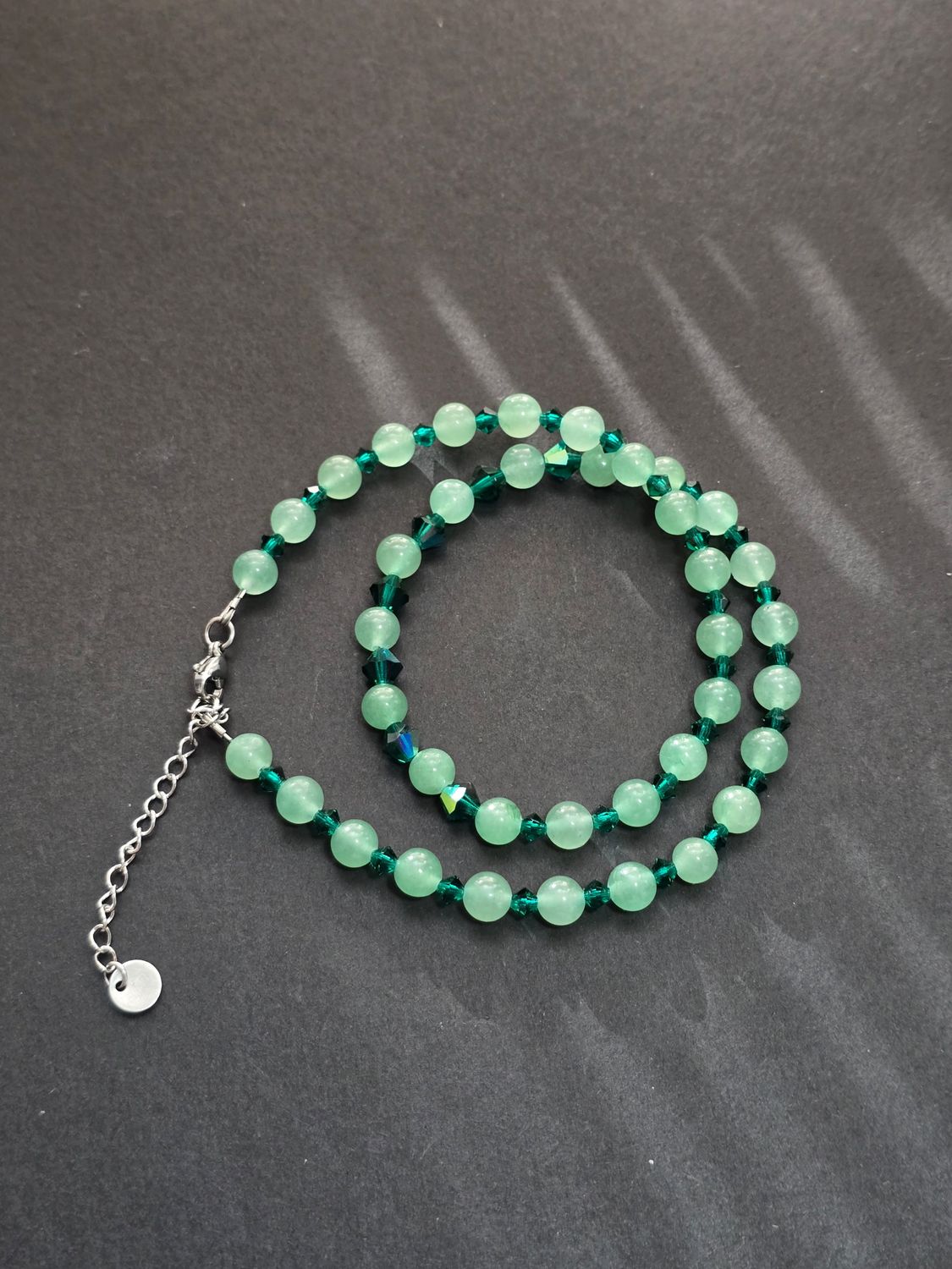 Collier création : aventurine verte 6mm , cristal de bohême 6mm et 4mm ( 40cm + extension acier 5cm)