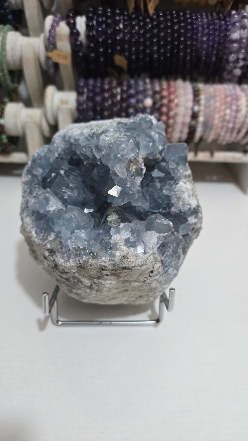 Géode célestite Madagascar 3kg23 13 cm sur 13cm épaisseur 11cm environ 