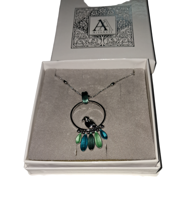 collana pappagallo e foglie