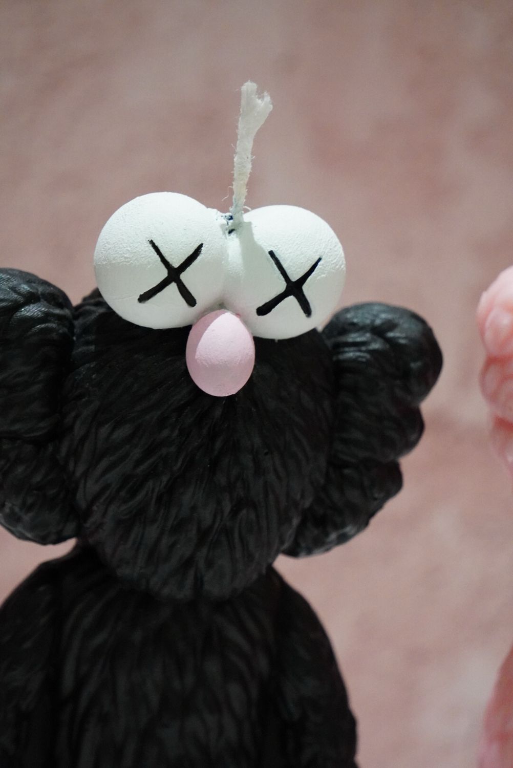 KAWS BFF Bicolor Ojos Pintados - 19 cm