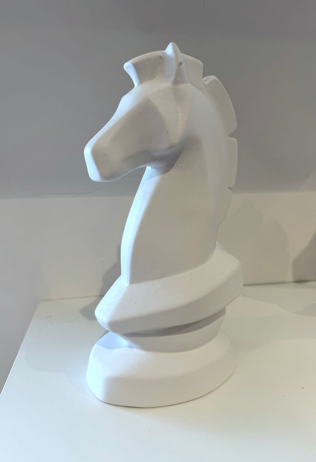 ​Cavallo degli Scacchi bianco in ceramica opaca h 22