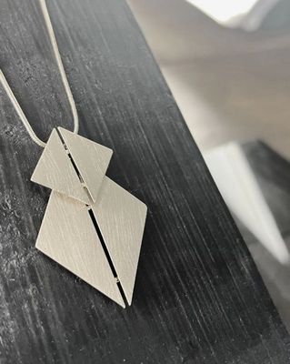 Collana a triangolo regolabile Placcatura oro - DANSK Collana a triangolo regolabile Placcatura oro - DANSK