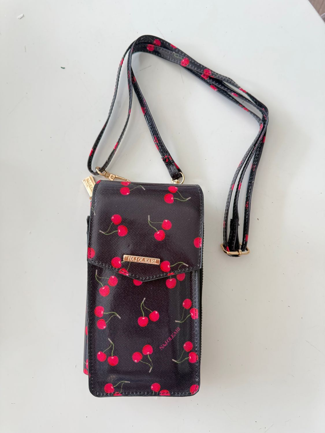 Porta cellulare e portafoglio con tracolla nera con ciliegie - Naj Oleari Porta cellulare e portafoglio con tracolla nera con ciliegie - Naj Oleari