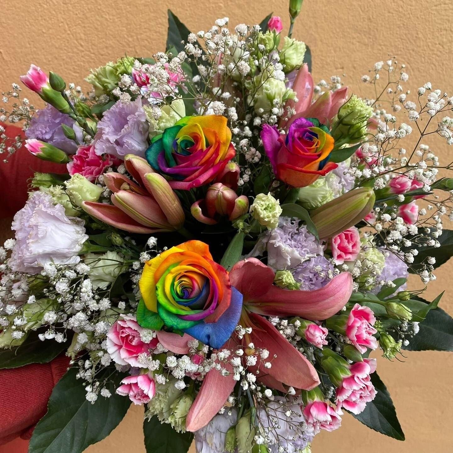 Bouquet con rose arcobaleno 