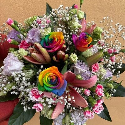Bouquet con rose arcobaleno 