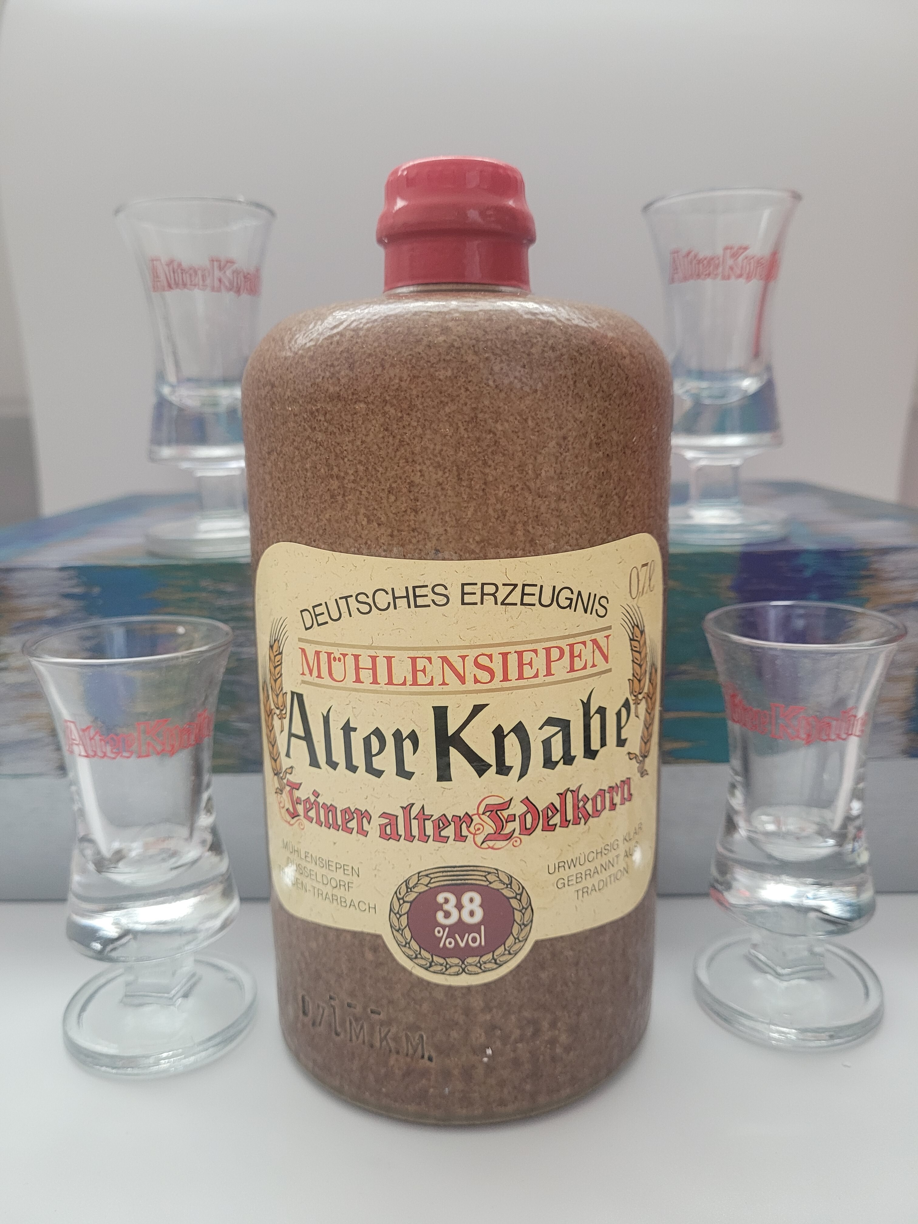Alter Knabe Feiner alter Edelkorn Mühlensiepen Düsseldorf Deutschland 38%  VOL. (1x0,7ltr.) inkl. 4 Original 'alter Knabe' Shot-Gläser in Geschenkbox