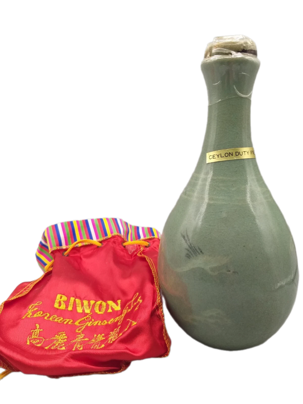 Biwon Ginseng Ju Liquor 35% VOL. (1x0,720ltr.) inkl. Original-Säckchen Biwon Ginseng Ju Liquor 35% VOL. (1x0,720ltr.) inkl. Original-Säckchen