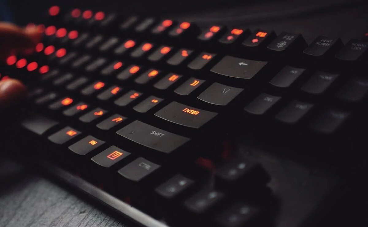 TECLADO CON CABLE LUCES RGB