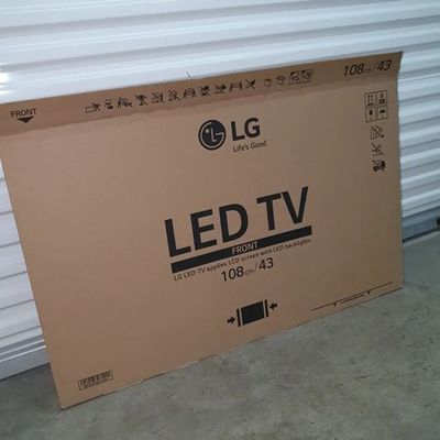 65 65" TV Box