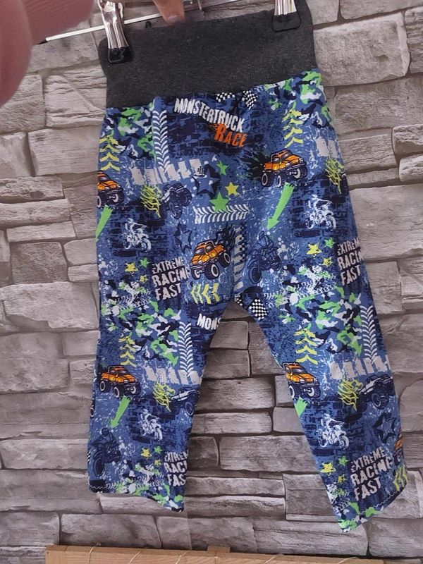 Hose mit Monstertruck Motiv mit Baumwollbündchen