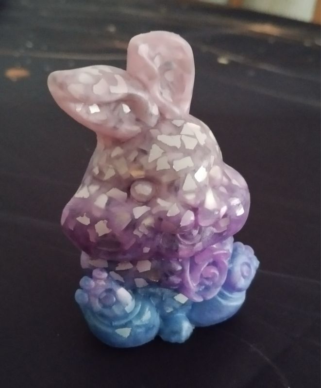 Hase mit Blume