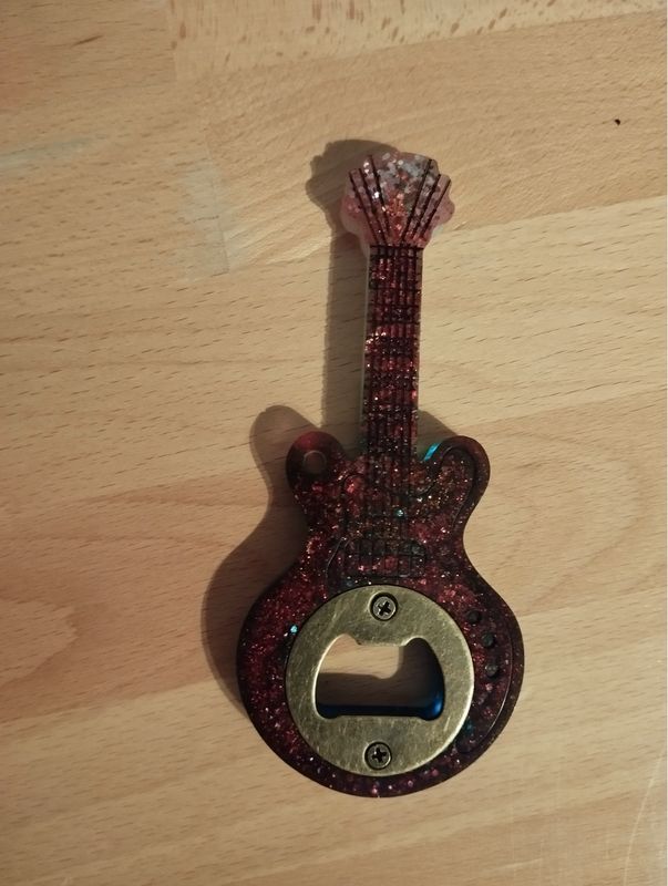 Flaschenöffner Gitarre Rötlich