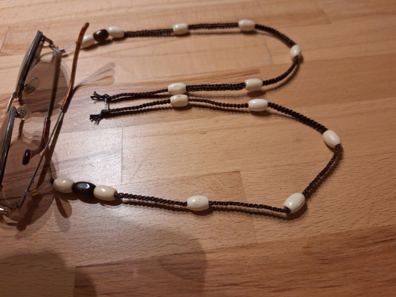 Dunkelbraunes Makramee- Brillenband mit verschiedenfarbigen Holzperlen