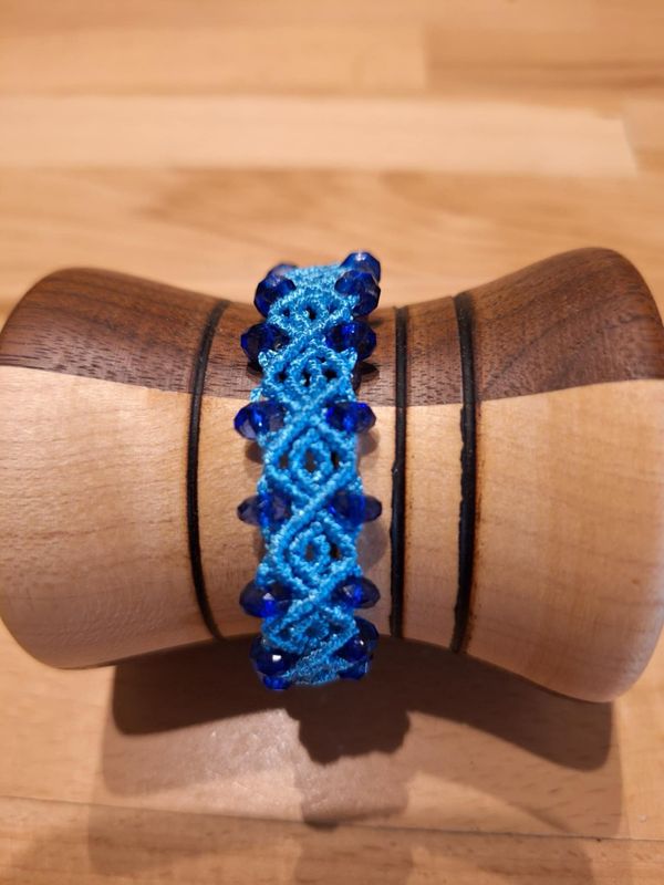 Hellblaues Makramee- Armband im Rautenmuster mit glitzernden dunkelblauen Perlen, selbst verstellbar
