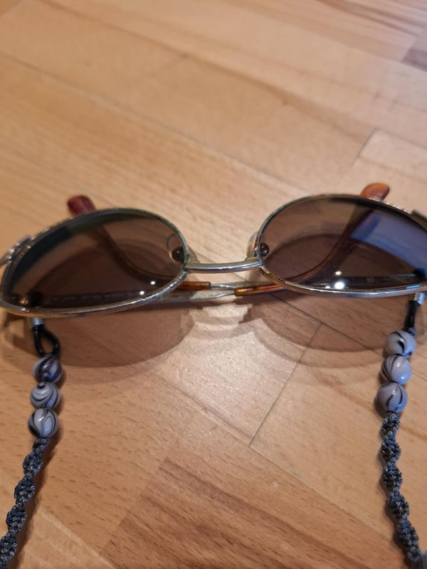 Graue Makramee- Brillenkette ,2 verschiedene Muster, mit grauen Perlen