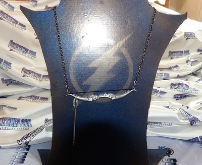 Green Arrow&#39;s Bow &amp; Arrow Necklace