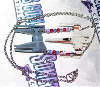 Star Wars : X-Wing vs. TIE Interceptor Dogfight Necklace