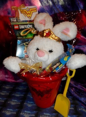 Cool-lectibles Gift Basket : Wonder Woman!