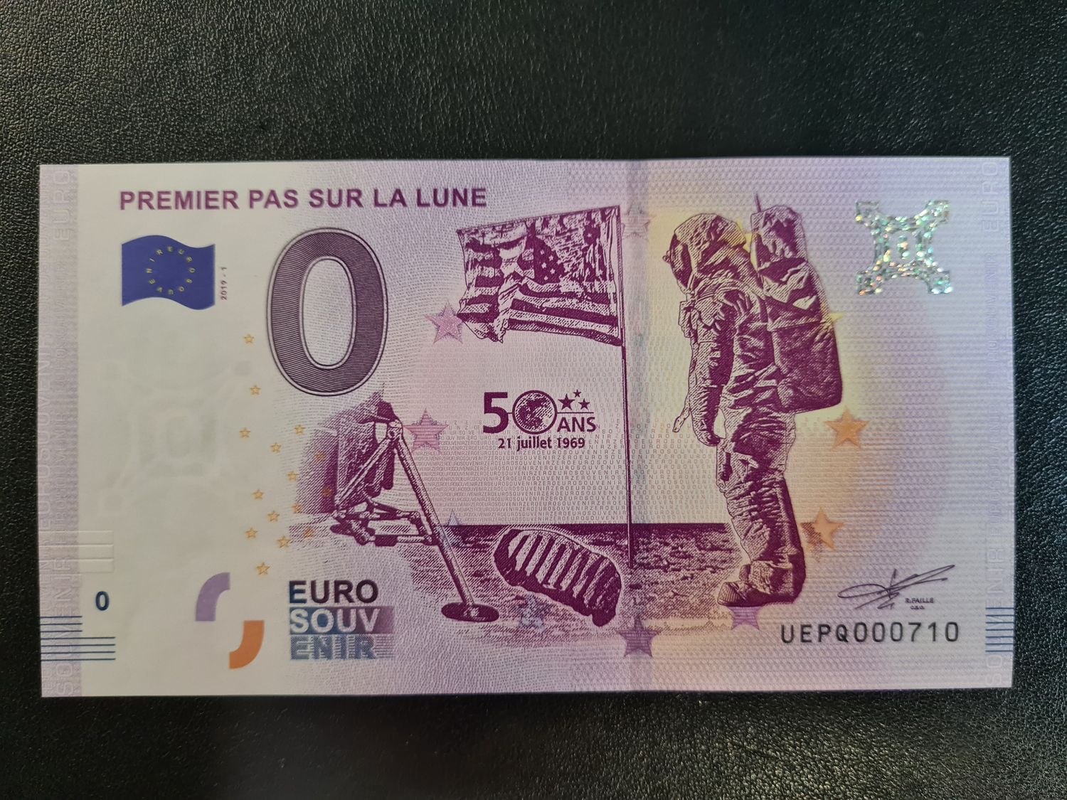 PREMIERS PAS SUR LA LUNE