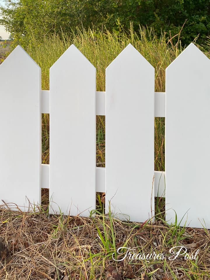 Picket Fence 23 in. x 18 in. Unpainted
