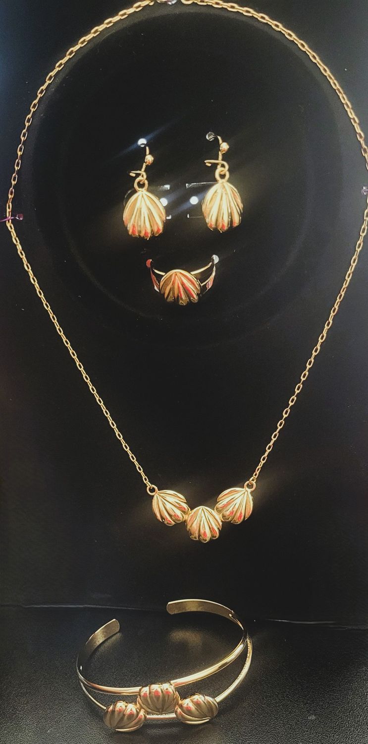 Gold Shell Necklace, Bracelet, Ring, Earrings Set for Women Boho Scallop Conch Shell Necklaces Vintage Ocean 3 Seashell Pendant Necklace Adjustable Summer Beach Jewelry