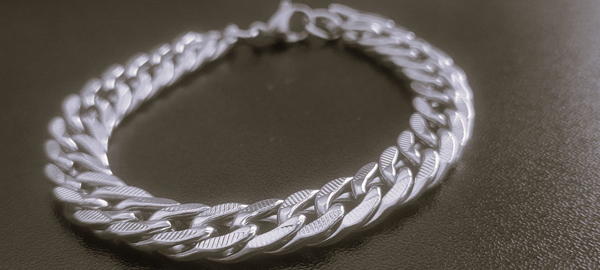 High Quality Cuban Chain bracelet Stainless Steel Punk Style Designer Bracelet For Woman Man Fashion Jewelry18k Gold 18K Gold Plated Bracelets for Men Women, Length 7 inches 7MM