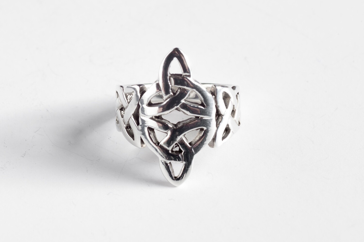 Large Trinity Knot Ring – Finna