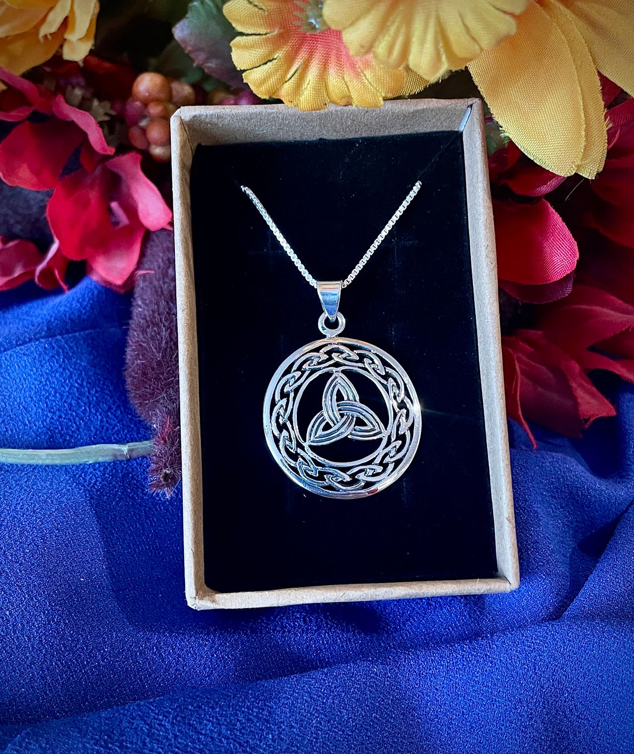 Trinity Knot in Knotwork Circle Trinity Knot in Knotwork Circle