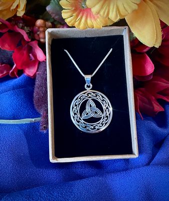 Trinity Knot in Knotwork Circle