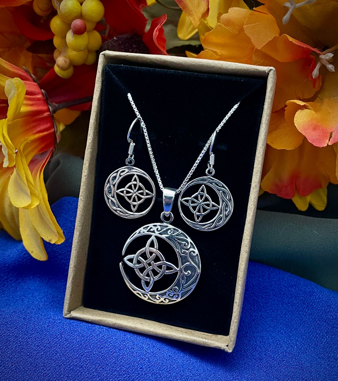 Witch's Knot Charm Hexefus Earrings
